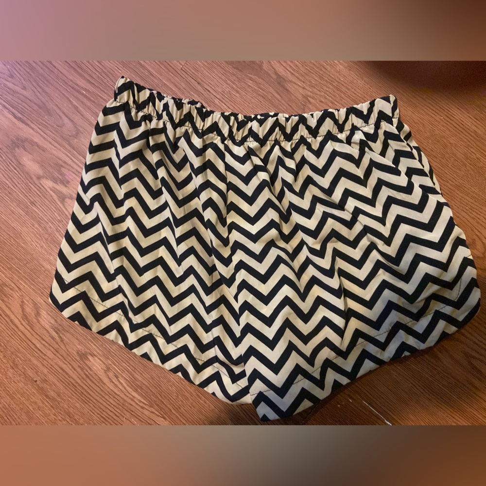 Size medium chevron shorts